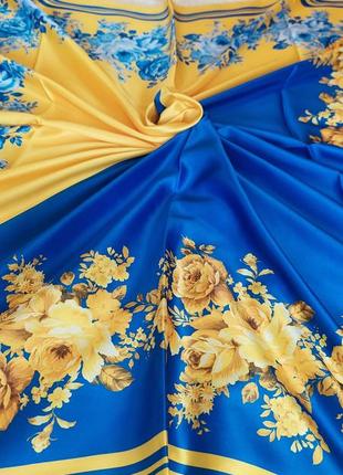 Синьо-жовта хустка із квітами