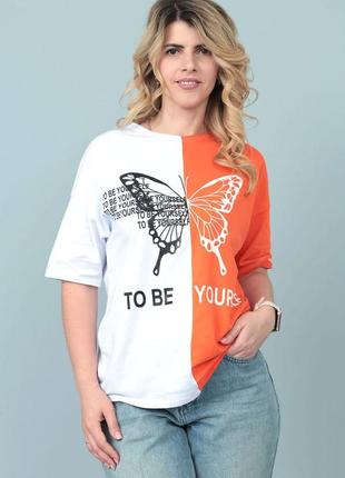 Жіноча двокольорова трикотажна футболка з принтом і написом2 фото