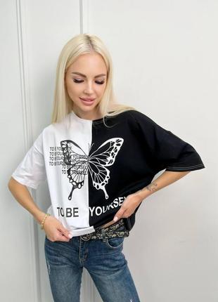 Жіноча двокольорова трикотажна футболка з принтом і написом4 фото