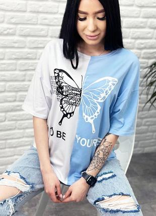 Жіноча двокольорова трикотажна футболка з принтом і написом3 фото