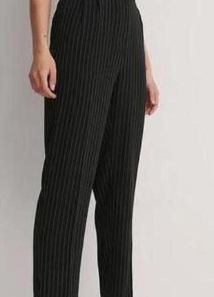 Женские укороченные брюки в полоску от бренда na-kd