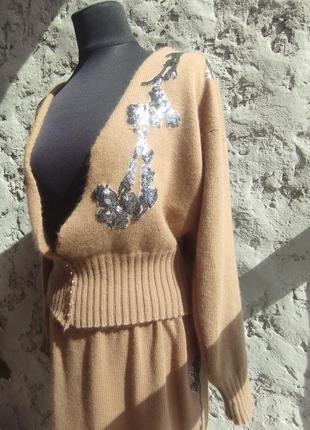 Костюм женский (кардиган и юбка) трикотажный из кашемира с яркими элементами.