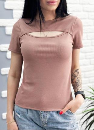 Женская однотонная футболка в рубчик с вырезом на груди