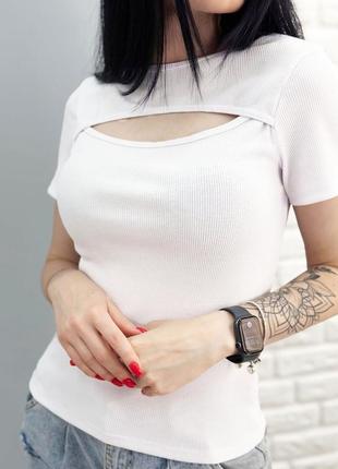 Жіноча однотонна футболка в рубчик з вирізом на грудях