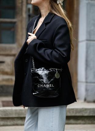 Жіноча сумка в стилі chanel black quilted calfskin mini 22 bag silver hardware.