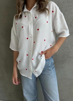 Біла жіноча сорочка з сердечками сердцями жіноча базова універсальна сорочка з коротким рукавом в сердечки