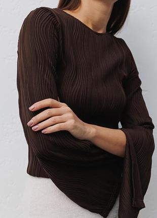 Плісирована жіноча кофта темно-шоколадна з розрізами на рукавах