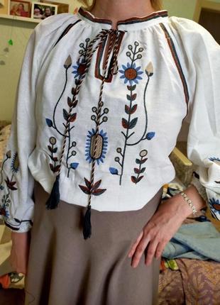 Вышиванка женская с цветочным орнаментом (машинная вышивка)