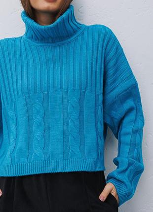Укорочений в`язаний светр бірюзовий з косичками