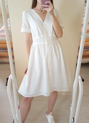 Трендовое белое платье из прошвы