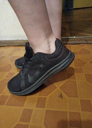 Кросівки вживані nike р. 37 підошва пінка м'які та зручні, є дефекти, тому ціна символічна