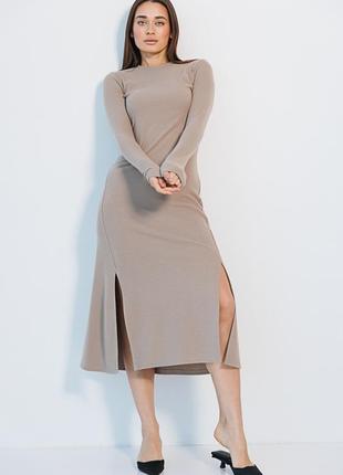 Трикотажна сукня в рубчик бежева з двома розрізами спереду