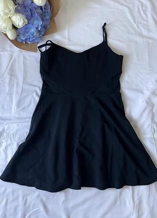 Черное мини платье на бретелях с прозрачными вставками на талии