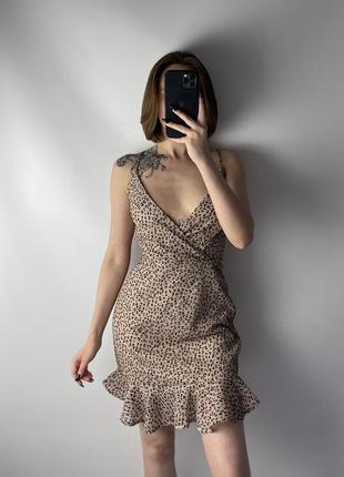 Платье в леопардовый принт с красивой спиной