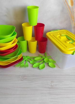 Набір для пікніку з жовтий,зелений та червоних предметів