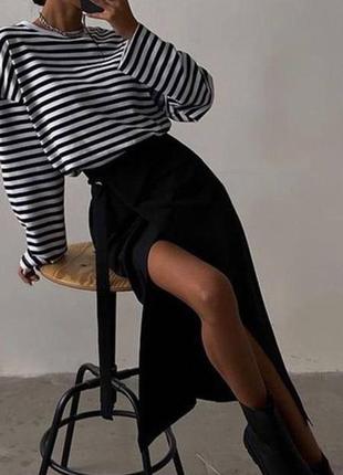 Черная юбка с пикантным разрезом
