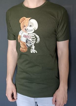 Чоловіча футболка кольору хакі з принтом — стильна футболка для хлопців