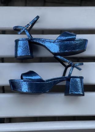 Синие босоножки металлик , квадратный каблук zara