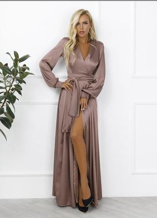 Світло-коричнева атласна сукня з кроєм на запах