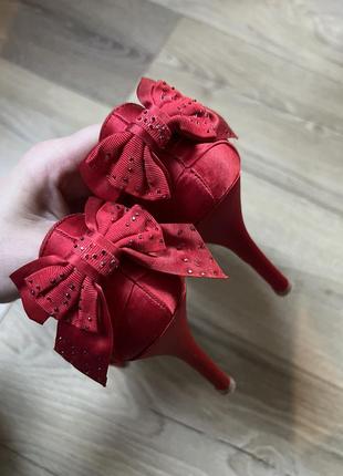Червоні атласні туфлі з бантами
