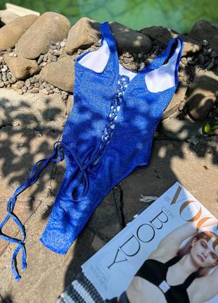 Суцільний синій купальник зі шнурівкою на спинці