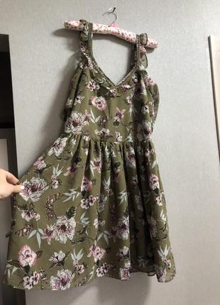 Платье цвета хаки в цветочек