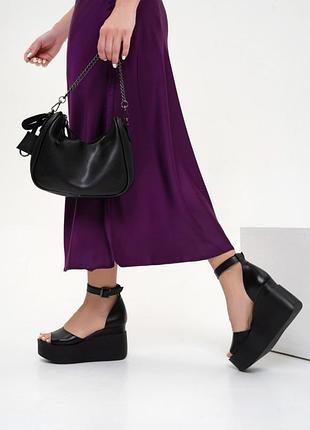 Черные босоножки на высокой платформе