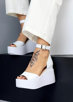 Натуральные кожаные белые босоножки на танкетке