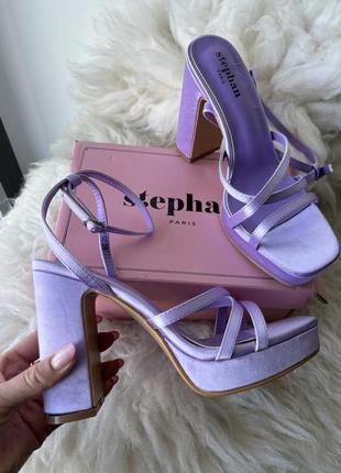 Дуже стильні босоніжки на грубому каблуці