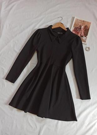 Черное платье с воротником и длинными рукавами