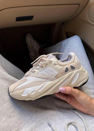 Кросівки жіночі yeezy 700 analog бежевий колір текстиль 36/37/38/39/40/41