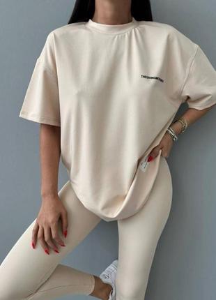 Крута новинка❤️ стильний жіночий спортивний костюм оверсайз футболка з принтом на спині і лосіни на мікродайвінгу