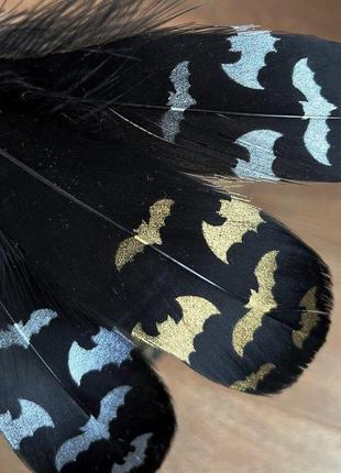 Перья гуся для хэллоуина декоративные 13-18 см с принтом "летучие мыши"