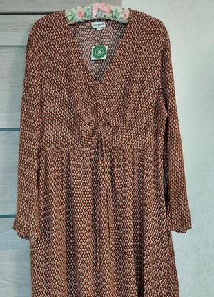 Вискозное батал- платье миди в анамалистический бежево-коричневый принт🔹v-горловина🔹длинный рукав clockhouse(размер 46-48)