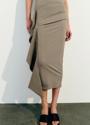 Эластичная юбка с рюшами средней длины миди с высокой посадкой зара zara