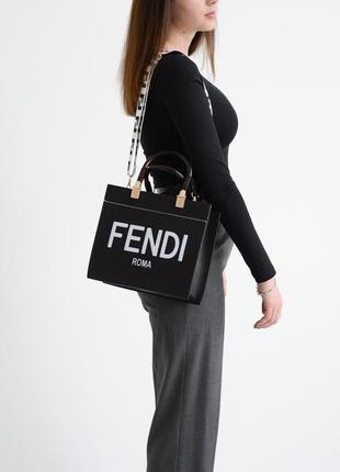Женская сумка на молнии в черном цвете бренда fendi белые буквы текстильный ремешок фенди