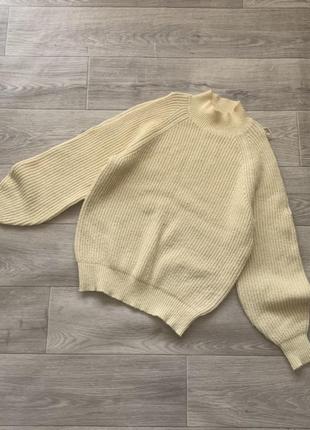 Кукурузный свитер с открытыми плечами оверсайз