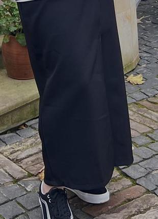 Черная классическая юбка макси с разрезом
