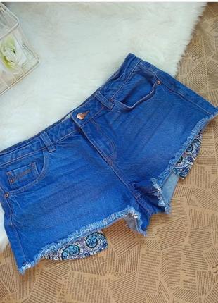Джинсовые шорты короткие и с карманами декоративными шортики