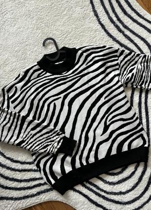 Стильний светр в принт зебра