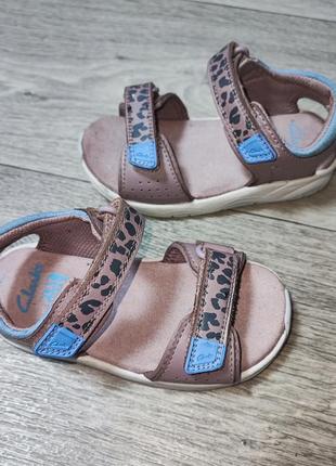 Clarks качественные кожаные босоножки, сандалии на липучках 26р.