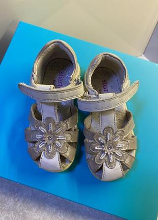 Босоніжки на дівчинку  englend 21 розмір можна на двійнят