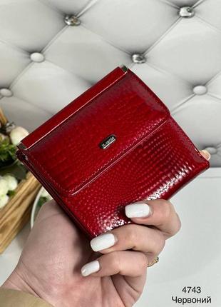 Жіночий стильний та якісний гаманець з натуральної шкіри червоний лак