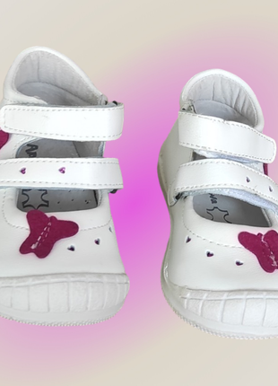 Білі туфлі для дівчинки з високим задником нові уцінка легкі