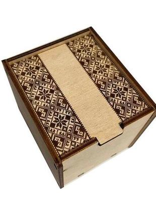 Дерев'яна коробочка з вишивкою