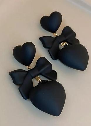 Сережки-підвіски серце з бантом чорні вк049