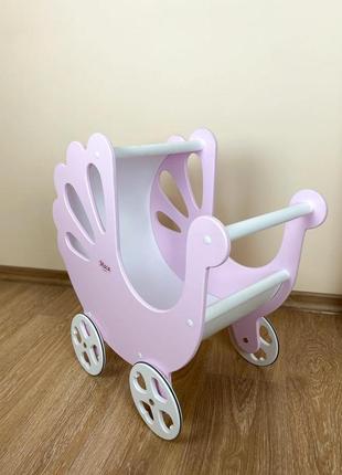 Игрушечная деревянная розовая коляска для кукол.