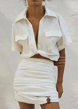 Белая женская рубашка оверсайз без пуговиц с карманами
