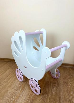 Іграшкова дерев'яна біла коляска для ляльок.