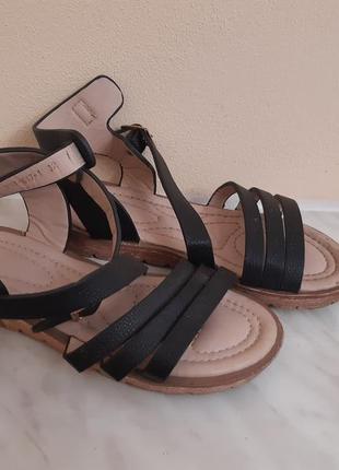 Босоножки для девочек 32 размер,стан идеален